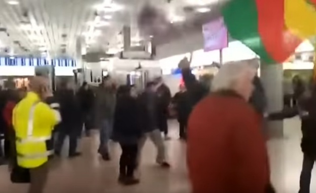 Кюрди и турци се биха на летище в Германия (видео)