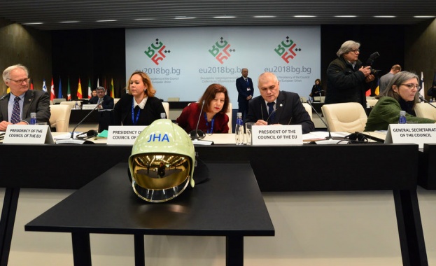 Аврамопулос: Да намерим начин да се договорим за общоевропейска система за миграция