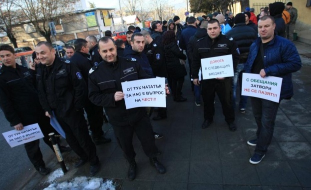 Служителите на затворите поканиха Цецка Цачева на протеста си в събота