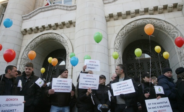 Служителите на затворите излизат на протест по време на среща на европейските министри на правосъдието