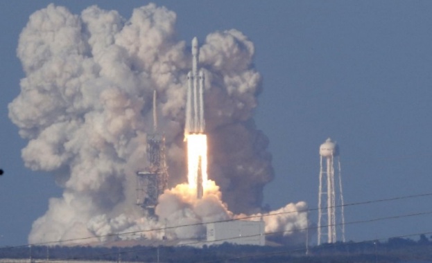 "Спейс Екс" изстреля най-мощната ракета в света, прати автомобил в Космоса