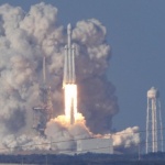 "Спейс Екс" изстреля най-мощната ракета в света, прати автомобил в Космоса