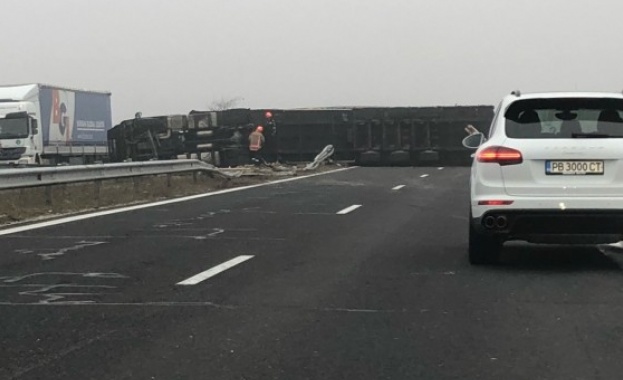 ТИР се обърна и блокира магистрала "Тракия"