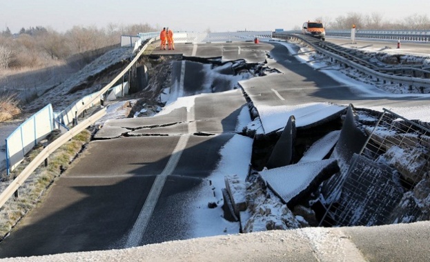 Дупка с дължина 95 метра зейна на магистрала в Германия