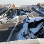 Дупка с дължина 95 метра зейна на магистрала в Германия