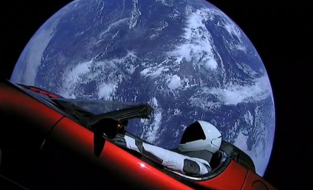Автомобилът на Мъск в Космоса получи статут на спътник