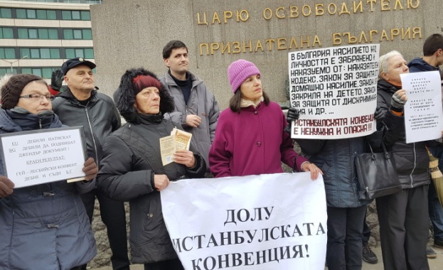 Протест срещу Истанбулската конвенция пред парламента