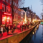 Забраняват на туристите да се вторачват в платените момичета в квартала на червените фенери в Амстердам