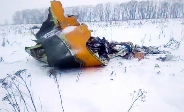 Пътнически самолет се разби край Москва (обновена)