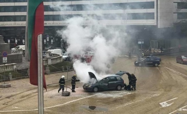 Кола се запали пред парламента