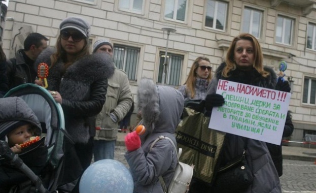 Дрънкалки и залъгалки на протест срещу насилието над деца