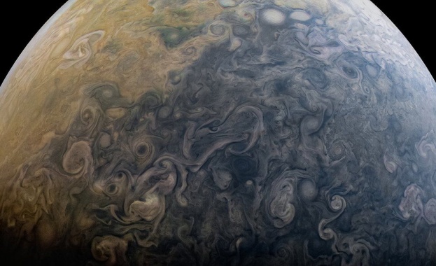 "Джуно" показа нови уникални кадри на Юпитер