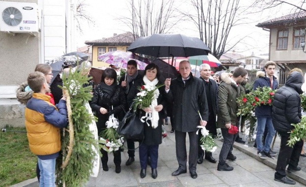 Нинова: Българският народ никога няма да те забрави, Апостоле 