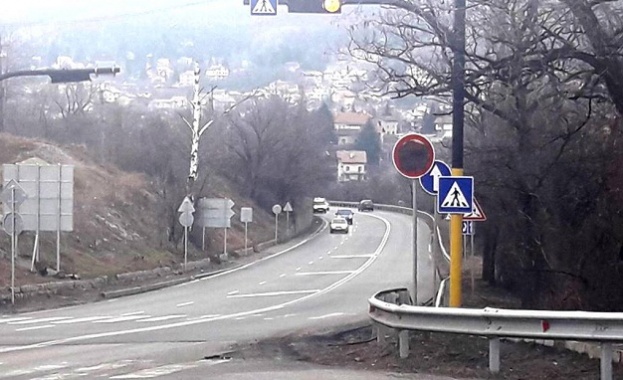 Временно е ограничено движението в двете посоки по път I-1 София - Перник