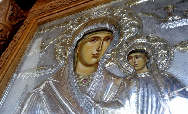 Чудотворната украинска икона на Света Богородица е изложена в храм "Света Петка"