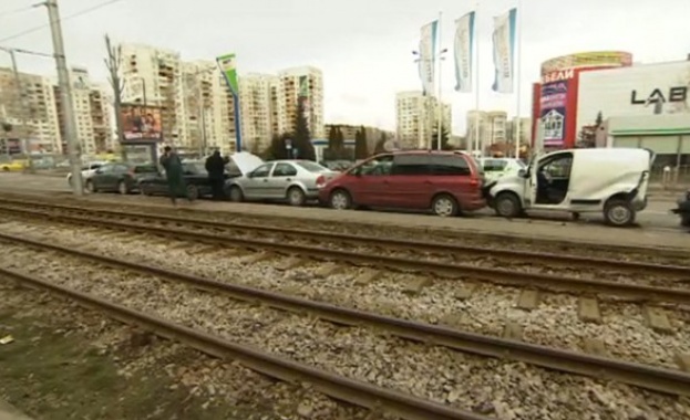 Верижна катастрофа с 6 автомобила на тунела на "Люлин"