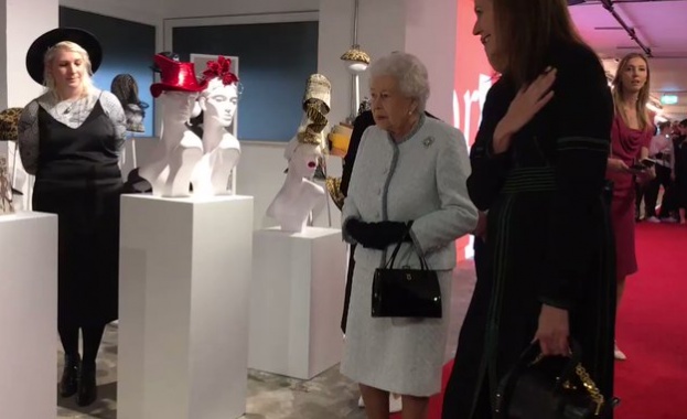 Кралица Елизабет II в крак с тенденциите, посети Седмицата на модата в Лондон