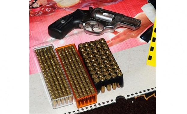 Полицаи иззеха незаконни оръжия и боеприпаси в района на Мездра и Роман 