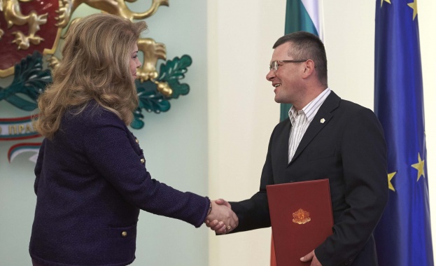Вицепрезидентът връчи български документи на един от спасителите от Лим 