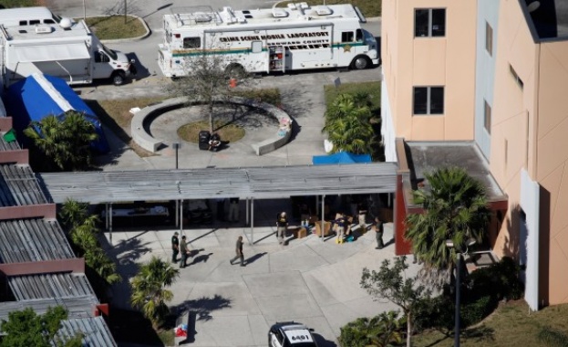 Въоръжен полицай присъствал, но не се намесил, при стрелбата във Флорида