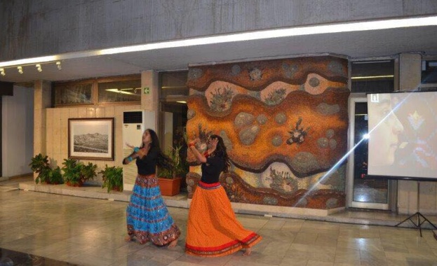 Песни и танци на народите огласиха Областна управа под патронажа на пловдивските консули