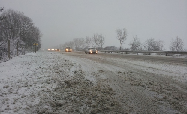 АПИ: Карайте внимателно. Пътен инцидент затрудни трафика по магистралата "Тракия" и работата на снегорините