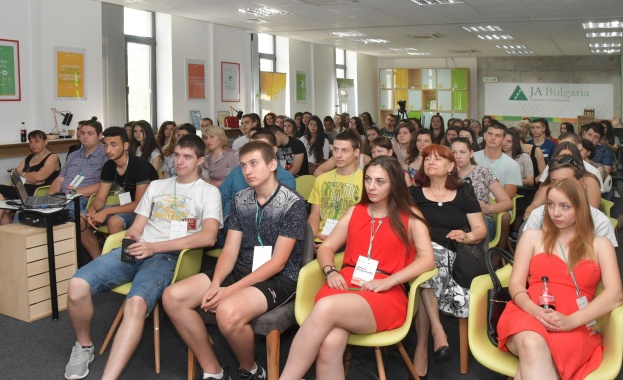 Мениджърските екипи на Кока-Кола и Джуниър Ачийвмънт в открит диалог със студенти за развитието на младите хора в България