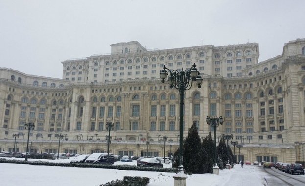 Студ в румънския парламент, депутатите се топлят с духалки