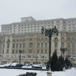 Студ в румънския парламент, депутатите се топлят с духалки