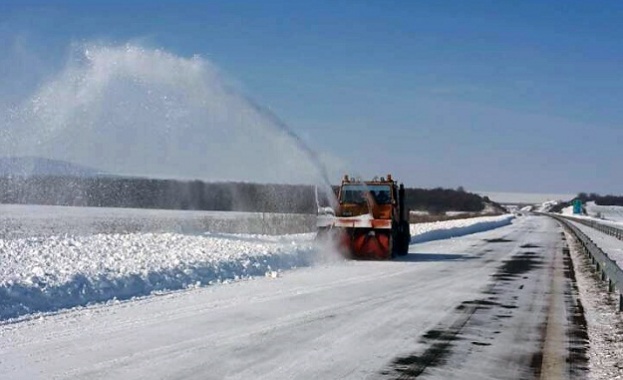 Снежната блокада падна, отвориха магистралата между Карнобат и Бургас