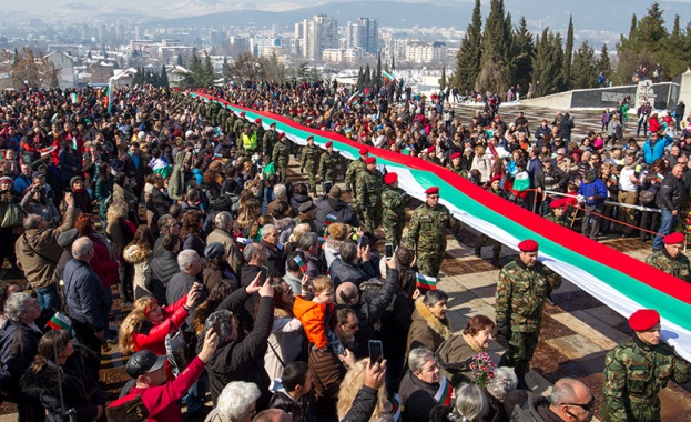 В Плевен шестваха със 740-метрово българско знаме