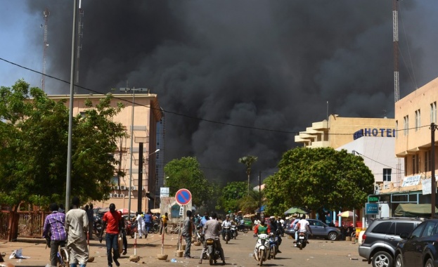 Поне 35 загинали при атака срещу френското посолство в Буркина Фасо