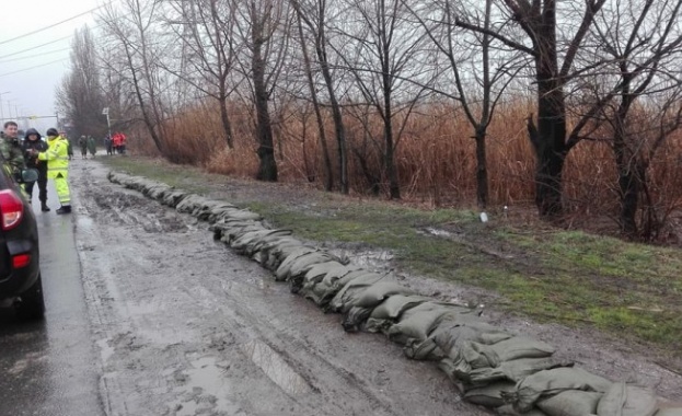 Започна изграждането на диги край езерото Вая в Бургас