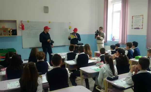 Ученици от Стара Загора използваха термография за улавяне на топлинните потоци в училището им 
