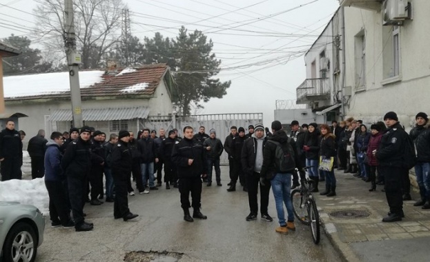 Служителите Беленския затвор излязоха на протест пред вратите на институцията