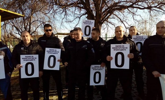 Служителите на затвора в Пазарджик на протест, писаха 0 на министерството на правосъдието