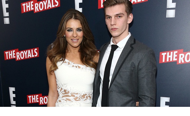 Намушкаха с нож племенника на Елизабет Хърли