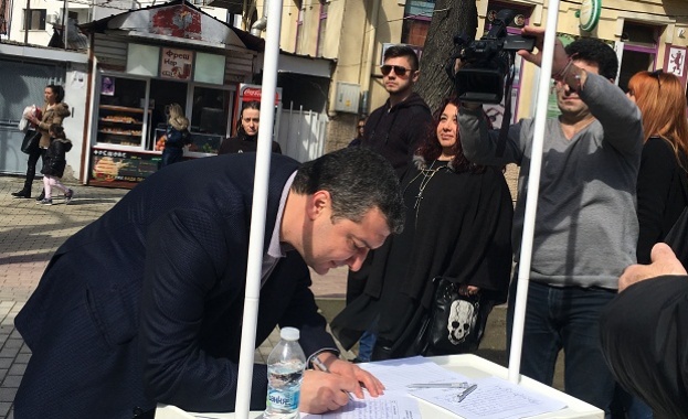 Над 700 казанлъчани, заедно с Драгомир Стойнев,  са  против сделката за ЧЕЗ България