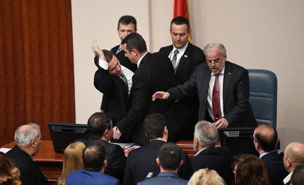 Почти с бой македонският парламент прие албанския за втори официален език