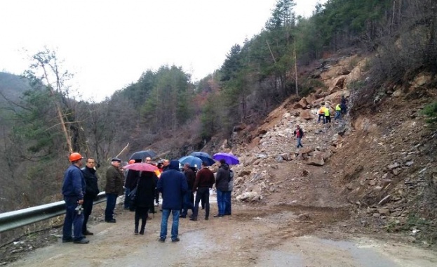 Пътят Смолян - Мадан остава затворен заради опасността от срутване на скална маса