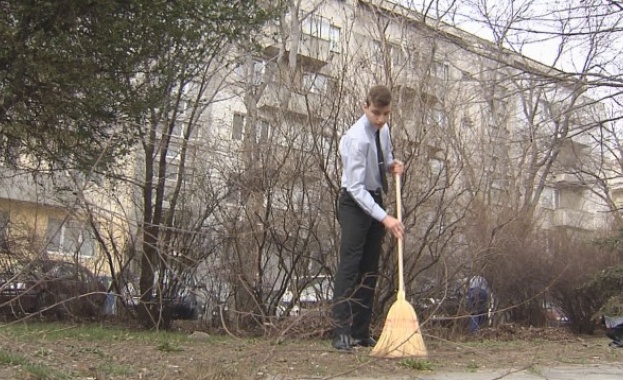 Доброволци от Военноморското училище почистват градинките около варненски църкви