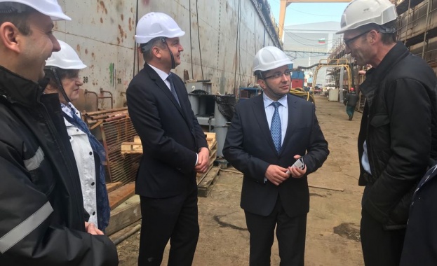 Министър Нанков разгледа във Варна строителството на  кораб за маркиране на Дунав
