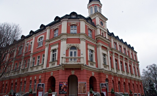 Драматично- кукленият театър в Плевен представя 4 спектакъла в продължение на 14 часа