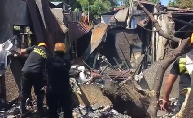 Малък самолет е катастрофирал край столицата на Филипините, убивайки седем души