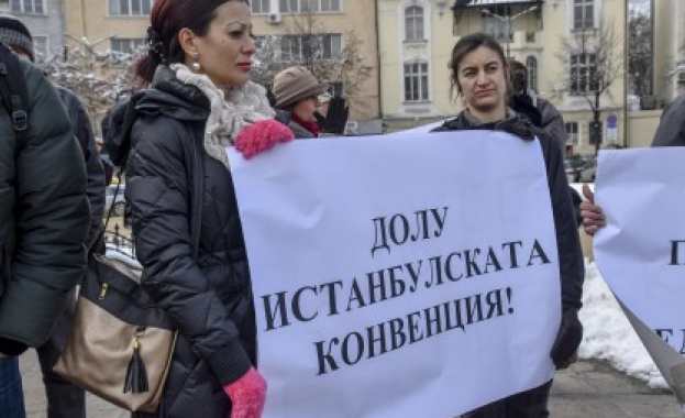 Протест срещу джендър идеологията събра стотици пред НС