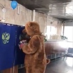 В Бурятии мъж гласува облечен като мечка 