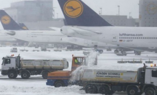 МВнР: Възможно е още полети от "Хийтроу" да бъдат отменени заради снега