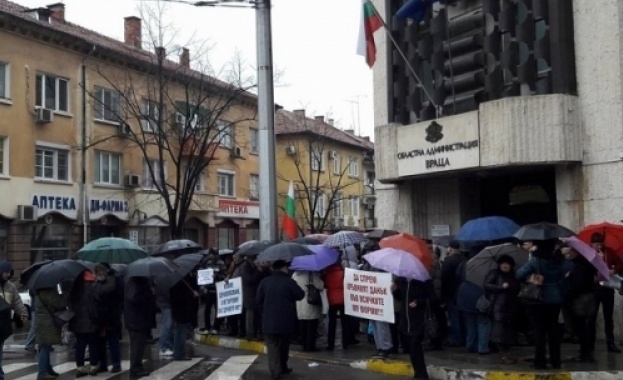 Десетки врачани протестираха срещу лошото състояние на болницата в града