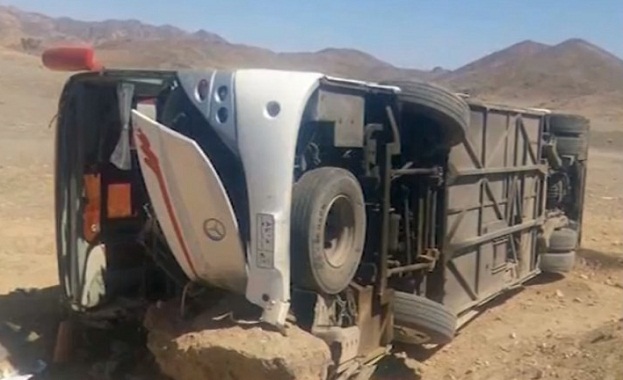 Автобусът с българи в Египет се преобърнал заради пясък по пътя, твърди шофьорът