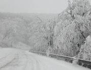 Обилен сняг вали в старопланинските проходи. Затвориха част от Е-79